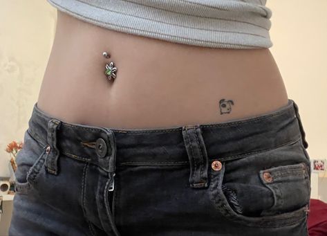 hip waist tattoo belly piercing low rise jeans Hip Waist Tattoo, Low Waist Tattoo, Tiny Hip Tattoos For Women, Tamagotchi Tattoo, Tattoo Belly, Waist Tattoo, Waist Tattoos, Button Piercing, Hip Tattoos Women