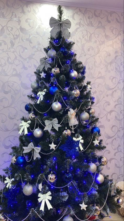 Blue Theme Christmas Tree, Diy Christmas Recipes, Christmas Tree Ideas Blue, Christmas Tree Blue And Silver, Blue Christmas Tree Decorations, Black Christmas Decorations, Christmas Tree Inspo, Pretty Christmas Trees, Tree Decorations Christmas