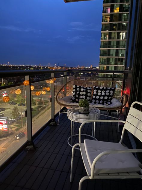 New York Apartment With Balcony, Korean Apartment Balcony, Big Balcony Design, Korean Balcony, Balkon Aesthetic, Apartment Balcony Aesthetic, Japanese Balcony, Balcony Modern, Aesthetic Balcony