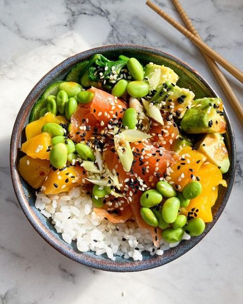 Han on Instagram: “TERIYAKI SALMON POKÉ BOWL I LOVE A POKÉ BOWL A base of sticky white rice (@veetee_official ) topped with smoked salmon, edamame beans…” Salmon Edamame, Sticky White Rice, Salmon Poke, Wilted Spinach, Oki Doki, Edamame Beans, Teriyaki Salmon, Luxury Food, Spring Onions