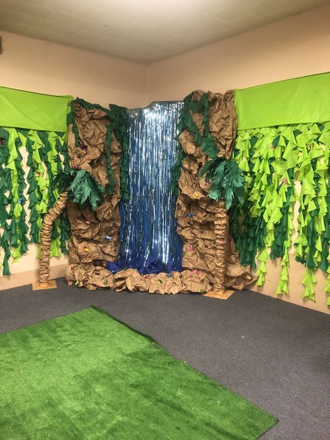 Waterfall Ideas For Classroom, Jungle Hoco Theme, Jungle Vbs, Vbs Jungle, Jungle Theme Decorations, Jungle Theme Classroom, Jungle Decorations, Lion Baby, Deco Jungle