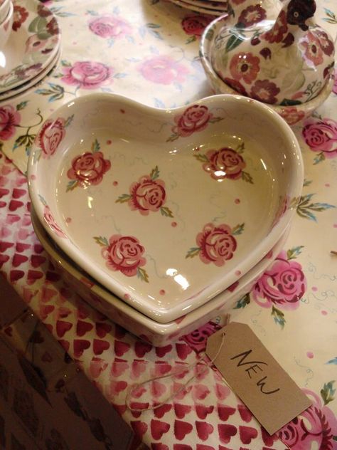 Scattered rose baker Fancy Glassware, Bee Heart, Cocina Shabby Chic, Emma Bridgewater Pottery, I Love Heart, Emma Bridgewater, Little Cottage, Rose Cottage, Pottery Painting