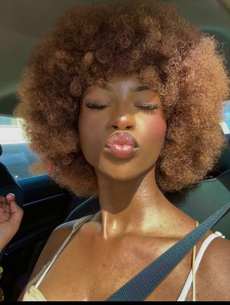 Ginger Afro, Descendants Red, Afro Black Women, Cabello Afro Natural, Honey Brown Hair, Brown Hair Dye, Ginger Women, Quick Natural Hair Styles, Ginger Hair Color