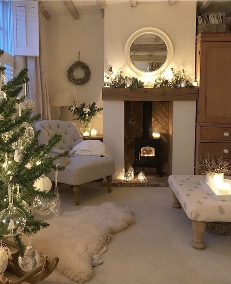 Christmas Lounge Room Decorating Ideas, Christmas Alcove Decorations, Log Burner Christmas Decorations, Cosy Christmas Living Room, Christmas Fireplace Decorations Ideas, Fireplace Ideas Christmas, Fireplace Mantle Decor Christmas, Mantlepiece Styling, Fireplace Decorations Christmas