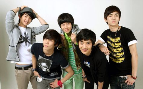 SHINee Shinee Group Photo, Onew Taemin, Shinee Albums, Group Of Five, Shinee Jonghyun, Group Photo, Group Photos, Yearbook, Photo Magazine