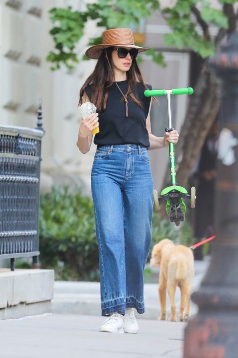 Anne Hattaway, Anne Hathaway Style, Parisian Wardrobe, Dakota Johnson Style, Midsize Outfits, Practice Outfits, Mama Style, Anne Hathaway, Style Crush