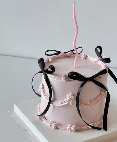 Bolo Paris, Stile Kylie Jenner, Stile Kendall Jenner, Korean Cake, Mini Cakes Birthday, Creative Birthday Cakes, Pretty Birthday Cakes, Cute Birthday Cakes, Just Cakes