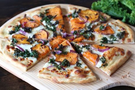 Sweet Potato Kale Pizza Recipe on twopeasandtheirpod.com One of my all-time favorite pizzas! Kale Pizza Recipes, Yakimeshi Recipe, Potato Pizza Recipe, Healthy Homemade Pizza, Kale Pizza, Sweet Potato Pizza, Potato Pizza, Sweet Potato Kale, Kale Recipes