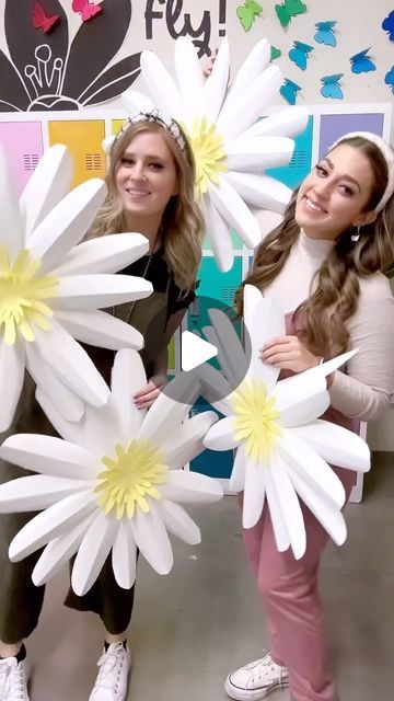 Stephanie Osmundson & Loreal Hemenway on Instagram: "In such a DAISY over these stunning paper flowers!!! 🤩🌼🤩🌼🤩🌼🤩🌼🤩  These larger than life paper flowers are soooo so simple to assemble and can make any bulletin board, decor, or display really come to life!! We love how they look with all of our retro decorations right now and cannot wait to hang them up for our Fine Arts Night!! 💖💖💖  We have added this daisy template to our first Paper Flower Pack ever that we created six years ago and has been a BEST SELLER ever since 🥲  Comment “daisy” for the link to these flower templates 🤗💖🔗  #teachers #iteach #iteachtoo #teachersofinstagram #teachersfollowteachers #teacherspayteachers #teachersofig #bulletinboards #classroomdecor #teacherreels #paperflowers" Daisy Template, Flower Bulletin Boards, Big Paper Flowers, Daisy Decorations, Paper Daisy, Felt Crafts Patterns, Bulletin Board Decor, Paper Flower Template, Door Decorations Classroom