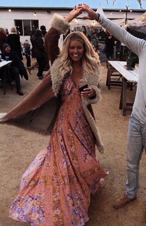 Boho Bohemian Dress Aesthetic, Glam Boho Outfit, Bohohemian Aesthetic, Byron Bay Outfit, Whimsical Boho Fashion, Bougie Boho Fashion, Free Spirit Outfit Bohemian, Winter Boho Dress, Byron Bay Style