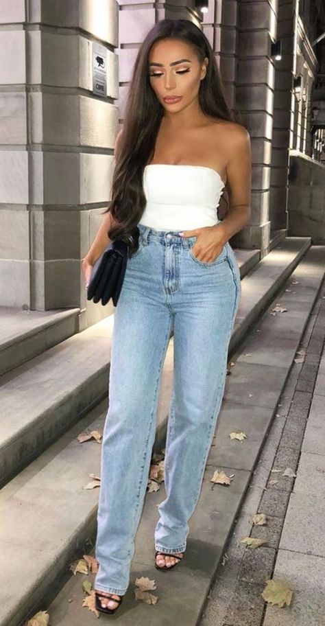 #casual #chic #outfit #jeans #straightleg #croptop #white Long Straight Leg Jeans, Drinks Outfits, Rebellious Fashion, Denim Jeans Outfit, Straight Leg Jeans Outfits, Jeans Models, Shirts For Leggings, Outfit Jeans, Going Out Outfits