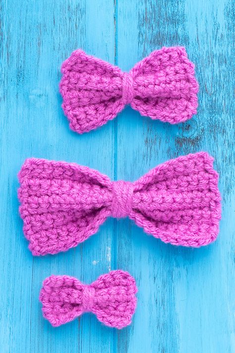 Learn how to crochet beginner bows in three sizes. This simple free crochet pattern uses single crocheted rectangles to create cute bows for bedazzling all your projects. Perfect for crochet newbies! Crochet Bows Free Pattern, Crochet Bow Ties, Crochet Bow Pattern, Crochet Hair Bows, Crochet Beginner, Crochet Embellishments, Crochet Bow, Bowtie Pattern, Crochet Bows