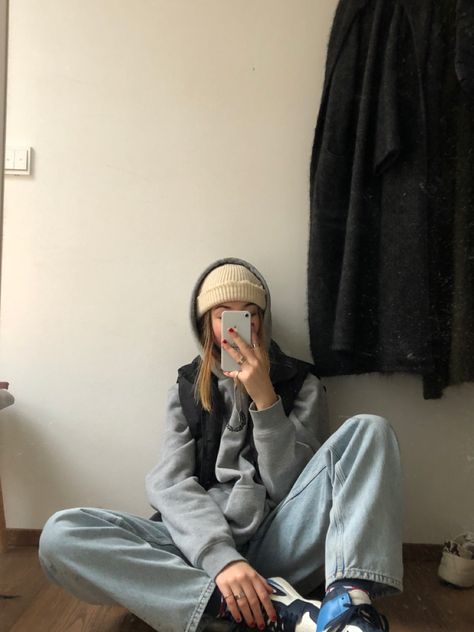 Comfy Beanie Outfit, Beige Beanie Outfit, Outfit Streetwear Girl, Beanie Outfit Winter, Masculine Outfits For Women, Skate Vibe, Beanie Hat Outfit, Street Wear Girl, Beige Beanie