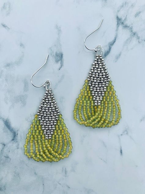 Silver Beaded Earrings, Bead Loom Earrings, Beaded Earrings Patterns Tutorial, Seed Bead Earrings Patterns, Seed Bead Earrings Tutorial, Seed Bead Jewelry Patterns, Seed Bead Crafts, Art Perle, Beading Inspiration