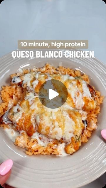 MaKayla Kim Thomas on Instagram: "10 minute dinner my entire fam LOVES + 33 g of protein 👏🏼👏🏼 the only way I’m not tempted to go out to eat every night is if I make ENJOYABLE food at home ✨ 

Like chicken, cheese, and rice but with a little high protein razzle dazzle (I like this better than just regular chicken, cheese, and rice 😁) also super easy to add broccoli, zucchini, or other sautéed veggies to!! 🙌🏼

This is a mash up of my chicken, cheese + rice recipe from Heat + Eat cookbook and the melty parm chicken from Good Food Mood ✨ 

If you’re tired of guessing, ordering out, or eating the same bland meals on repeat—check out my digital cookbooks + fitness plans 💖 makaylathomas . com 

#quickmeals #healthymeals #Dinnerldeas #mealideas #mealprep #highprotein #quickmeals" Healthy Chicken Cheese And Rice, Healthy Dinner Ideas High Protein, Low Calorie Chicken Recipes For Dinner, High Protein Dinner For Two, High Protein Meals Kid Friendly, Weight Watchers High Protein Meals, High Protein Dinner Chicken, Protein Supper Ideas, High Protein Chicken Meal Prep