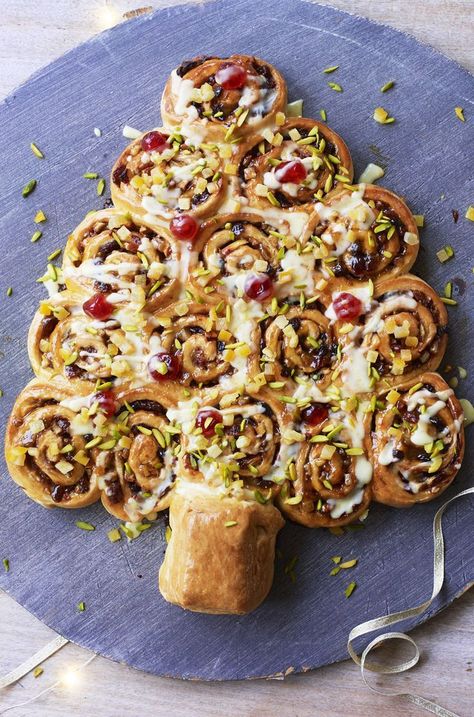 Chelsea Bun Recipe, Chelsea Buns, Christmas Dinner Recipes, Chelsea Bun, Christmas Buffet, Christmas Desserts Easy, Dessert Party, Great British Bake Off, Sweet Rolls