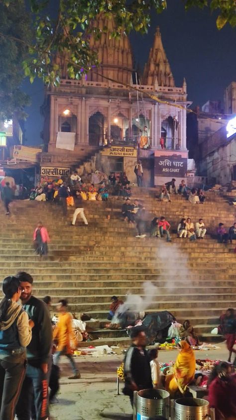 Varanasi Architecture, Banaras Photoshoot Ideas, Varanasi Snap, Varanasi Photography Beautiful, Movie Night Photography, Nightclub Aesthetic, Travel Infographic, Pictures Of Shiva, Travel Picture Ideas