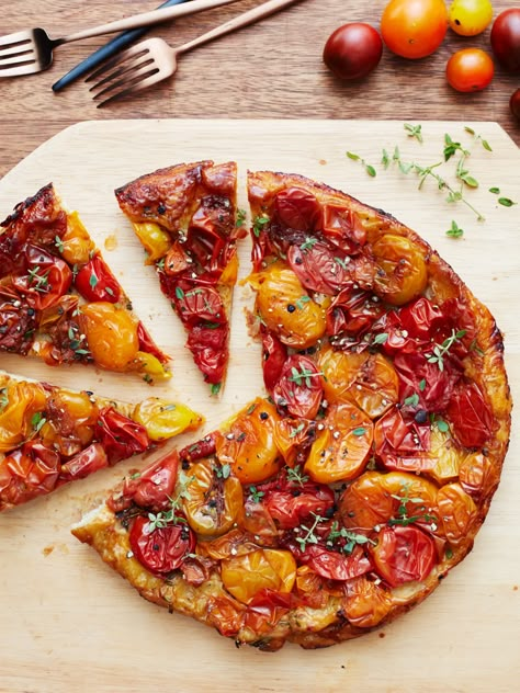 Tomato Tarte, Tomato Tarte Tatin, Tarte Tartin, Fresh Tomato Recipes, Diy Easy Recipes, Tomato Tart, Fun Easy Recipes, Tomato Recipes, Tart Recipes