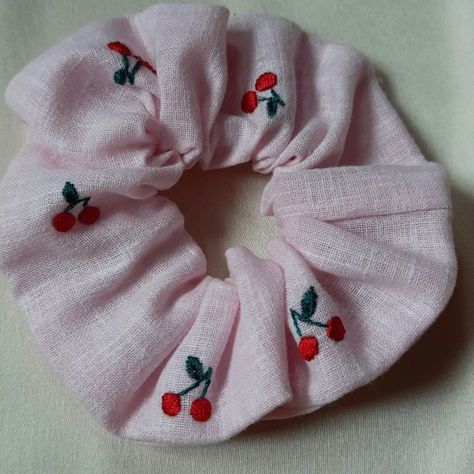 Scrunchie Embroidery, Embroidery Scrunchie Diy, How To Stitch Scrunchies, Scrunchies Stitching, Embroidered Scrunchie, Embroidery Hair Bow, Cherry Scrunchie, Embroidered Hair Bows, Scrunchies Diy