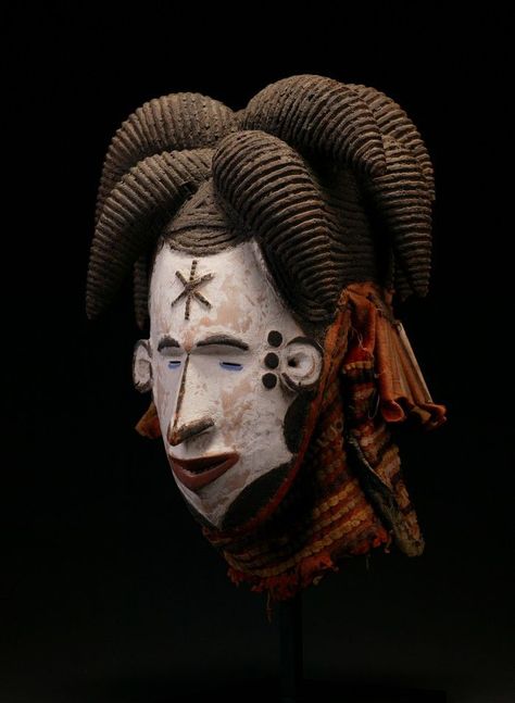 MASKS Igbo People, Sideshow Bob, Afrikaanse Kunst, African Sculptures, Art Premier, African Mask, White Mask, Ethnic Art, Out Of Africa