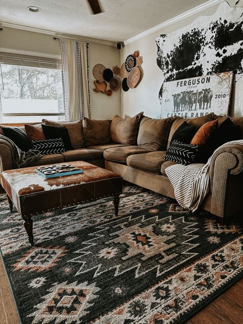 Western home decor Aztec rug cowhide decor Black Southwestern Living Room, Country Farmhouse Apartment Decor, Country Boho Home Living Room, Boho Western Coffee Table Decor, Aztec Boho Living Room, Aztec Theme Living Room, Dark Southwestern Decor, Home Decor Ideas Living Room Boho, Southwestern Rugs Living Room