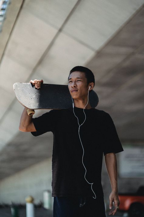 Holding Skateboard, Skater Poses, Enjoying Music, Skateboard Photos, Male Portrait Poses, Skate Photos, Skateboard Photography, Male Pose Reference, Anatomy Poses