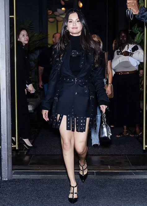 Selena Gomez 2023, Selena Gomez Black Dress, Selena Gomez Street Style, Selena Selena, Selena Gomez Wallpaper, Selena Gomez Outfits, Selena Gomez Cute, Selena Gomez Photos, Selena Gomez Pictures