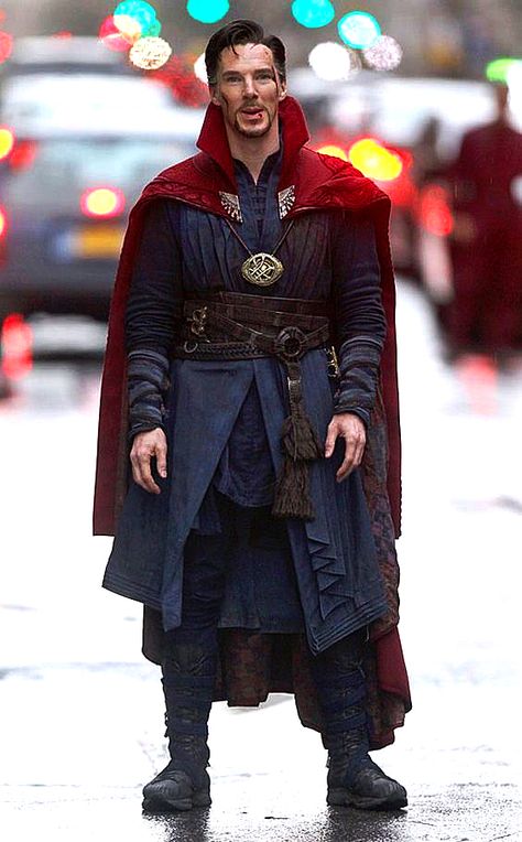 Dr Strange's elaborate outfit from head to toe. Doctor Strange Benedict Cumberbatch, The Stranger Movie, Dr Strange, Marvel Films, Star Lord, Marvel Dc Comics, Benedict Cumberbatch, Doctor Strange, Marvel Heroes