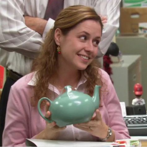 The Office Pink Aesthetic, Pam The Office Pfp, Pam The Office Aesthetic, The Office Iconic Moments, Pam The Office Icons, Pam Beesly Costume, Pam Beesly Aesthetic, Pam Beesly Icon, Pam Office