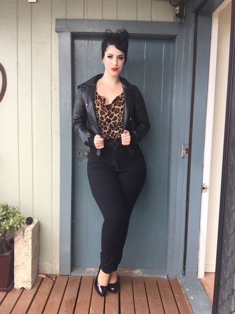 Rockabilly Girls, Miss Victory Violet, Victory Violet, Mode Rockabilly, Rockabilly Looks, Vintage Outfits 90s, Punk Rock Outfits, Rockabilly Girl, Rockabilly Outfits