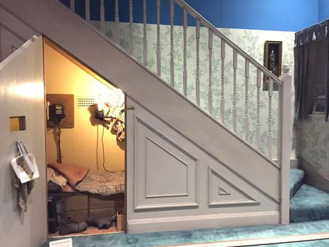 Harry Potter Bedroom Under The Stairs, Harry Potter Cupboard Under The Stairs, Harry Potter Under The Stairs Room, Harry Potter Stairs, Harry Potter Cupboard, Cupboard Under The Stairs, Room Under Stairs, Stairs Room, تحت الدرج