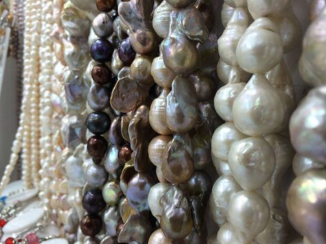 Pearl Value: How Much Are Pearls Worth These Days? - TPS Blog Pearl Farm, Buy Pearls, Golden South Sea Pearls, Mermaid Gifts, Jewellery Marketing, Jewelry Website, Pearl Choker Necklace, Colored Gems, Real Pearls