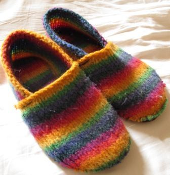 Felting Projects Tutorials, Sweater Slippers, Old Sweater Crafts, Sewing Slippers, Hantverk Diy, Wooly Jumper, Recycled Wool Sweater, Diy Slippers, Sweater Ideas