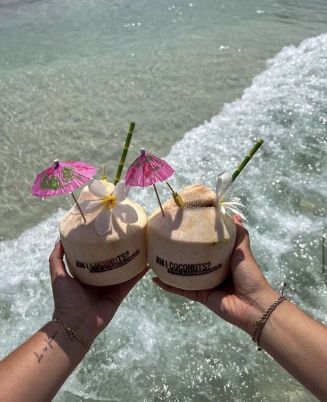 Vacation Images, Coconuts Beach, Coconut Dream, Beachy Aesthetic, Coconut Drinks, Ocean Girl, Pretty Drinks, Summer Feeling, Tropical Vibes