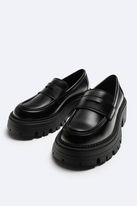 Zara Slippers, Mens Smart Casual Shoes, Zara Loafers, Official Shoes, Gents Shoes, Fashion Models Men, Mens Fashion Casual Shoes, Guy Fits, Classy Outfits Men