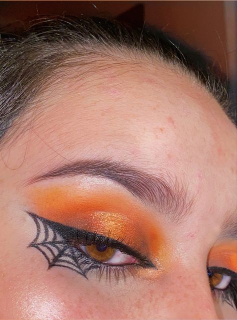 eyemakeup eyeliner orange fall halloween makeup Halloween Makeup With Eyeshadow, Halloween Orange Makeup, Orange Eyeshadow Halloween, Halloween Makeup For Hooded Eyes, Halloween Eyeliner Hooded Eyes, Spiderweb Eyeliner Easy, Fall Eyeliner Looks, Orange Witch Makeup, Easy Halloween Eyeshadow