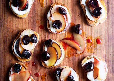 10 Heavenly Plum Desserts - Camille Styles Plum Dessert, Toasted Crostini, Plum Recipes, Bruschetta Recipe, Cherry Recipes, Toast Recipes, It Goes On, Bon Appetit, Savoury Food