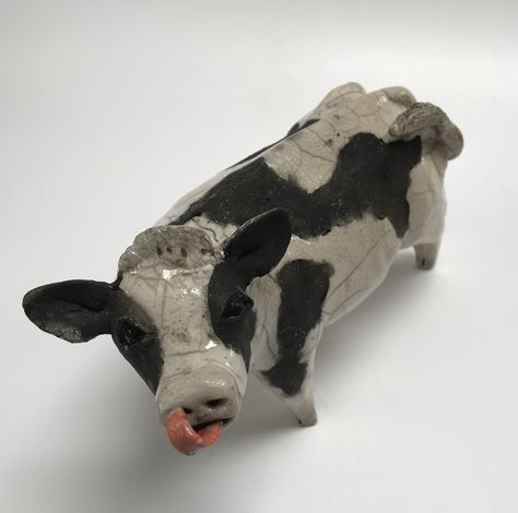 Ceramic Cow Sculpture, Cow Pottery, Easy Clay Sculptures, Pottery Animals, Ceramic Art Sculpture, Raku Ceramics, Pottery Painting Designs, Diy Ceramic, Raku Pottery