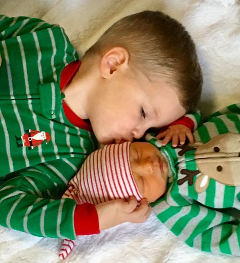 Photography Brothers, Newborn Christmas Pictures, Newborn Sibling, Christmas Baby Pictures, Matching Pictures, Baby Christmas Photos, Photography Christmas, Xmas Photos, Family Christmas Pictures