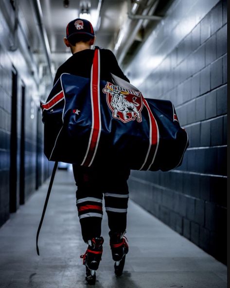 Hockey Team Photo Ideas, Hockey Photoshoot Ideas, Hockey Poster Ideas Signs, Hockey Poses, Hockey Team Photos, Hockey Senior Pictures, Hockey Photography, Hockey Shot, Hockey Photos