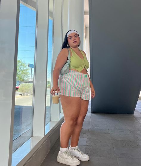 say green!!!!! 💐 Chubby Girl Outfits, Portuguese Fashion, Daytime Outfits, Poses For Instagram, Transitional Outfits, Fashion Girly, Colorado Outfits, Trendy Spring Outfits, Save Outfits