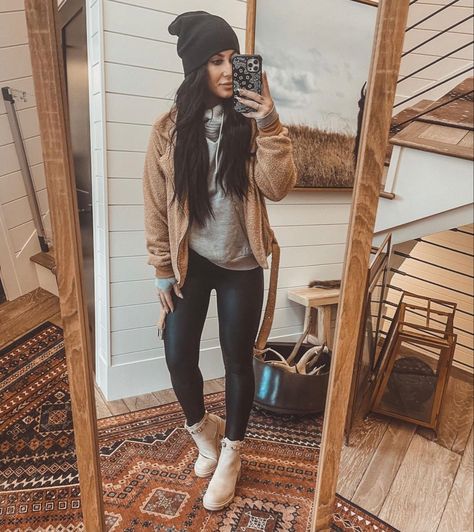 Edgy Mom Outfits, Chelsea Houska, Chelsea Deboer, Black Leggings Outfit, Moda Paris, Outfits Winter, Mom Outfits, Fall Winter Outfits, Outfits With Leggings