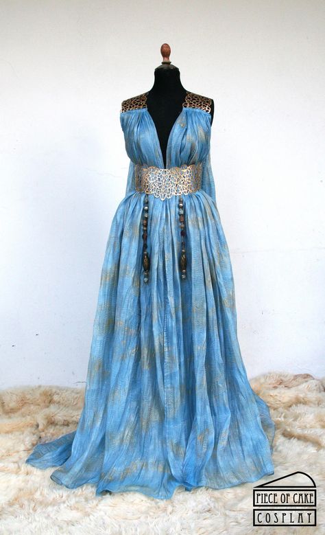 Daenerys Targaryen Dress, Targaryen Cosplay, Game Of Thrones Dress, Daenerys Targaryen Cosplay, Reign Dresses, Goddess Fashion, Glamorous Outfits, Fancy Costumes, Bts Inspired Outfits