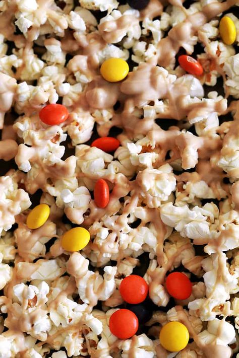 Healthy Popcorn Mix, Toffee Recipe With Crackers, Chocolate Peanut Butter Popcorn, Chocolate Drizzled Popcorn, White Chocolate Peanut Butter, Peanut Butter White Chocolate, Peanut Butter Popcorn, White Chocolate Popcorn, Healthy Popcorn