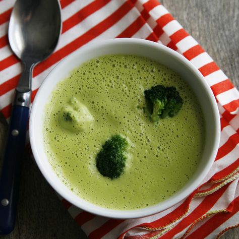 This shows a bowl of Vitamix Broccoli Cheddar Soup from above. Vitamix Healthy Recipes, Vitamix Soup Recipes, Easy Broccoli Cheddar Soup, Vitamix Soup, Liquid Meals, Blendtec Recipes, Broccoli Cheddar Soup Recipe, Cheddar Soup Recipe, Hearty Soup Recipes