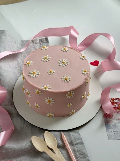 Cake Designs Ideas Simple, Pink Cake With Daisies, Simple Girls Birthday Cake, Simple Cake Designs For Girl, Cute Cakes For Girls Birthday, Pink Cake Decorating Ideas, Baby Pink Birthday Cake, Mini Cake Decorating Ideas, Pink Daisy Cake