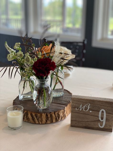 Fall Bud Vase Centerpiece, Vase Centrepiece, Wedding Table Centerpieces Diy, Photo Centerpieces, Bud Vase Centerpiece, Banquet Centerpieces, Iron Kitchen, White Linen Napkins, Reception Table Decorations