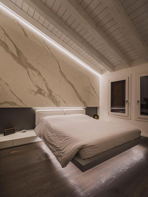 Villa SM con centro benessere | Olev Led Camera, Led Lighting Bedroom, Luci Led, Loft Lighting, Faux Beams, Archi Design, Attic Renovation, Dream House Rooms, Residential Lighting