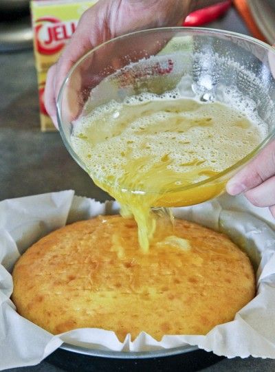 Lemon Poke Cake Lucious Lemon Cake, Lemon Soaked Cake, New Cake Ideas, Lemon Poke Cake, Jello Poke Cake, Poke Cake Jello, Poke Cake Lemon, Love From The Oven, Lemon Treats