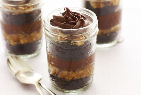 German Chocolate Cake in a Jar Chocolate Cake In A Jar, German Chocolate Frosting, Cake Jars, Mason Jar Desserts, Jar Recipes, Cake In A Jar, Torte Cupcake, Dessert In A Jar, Creme Dessert